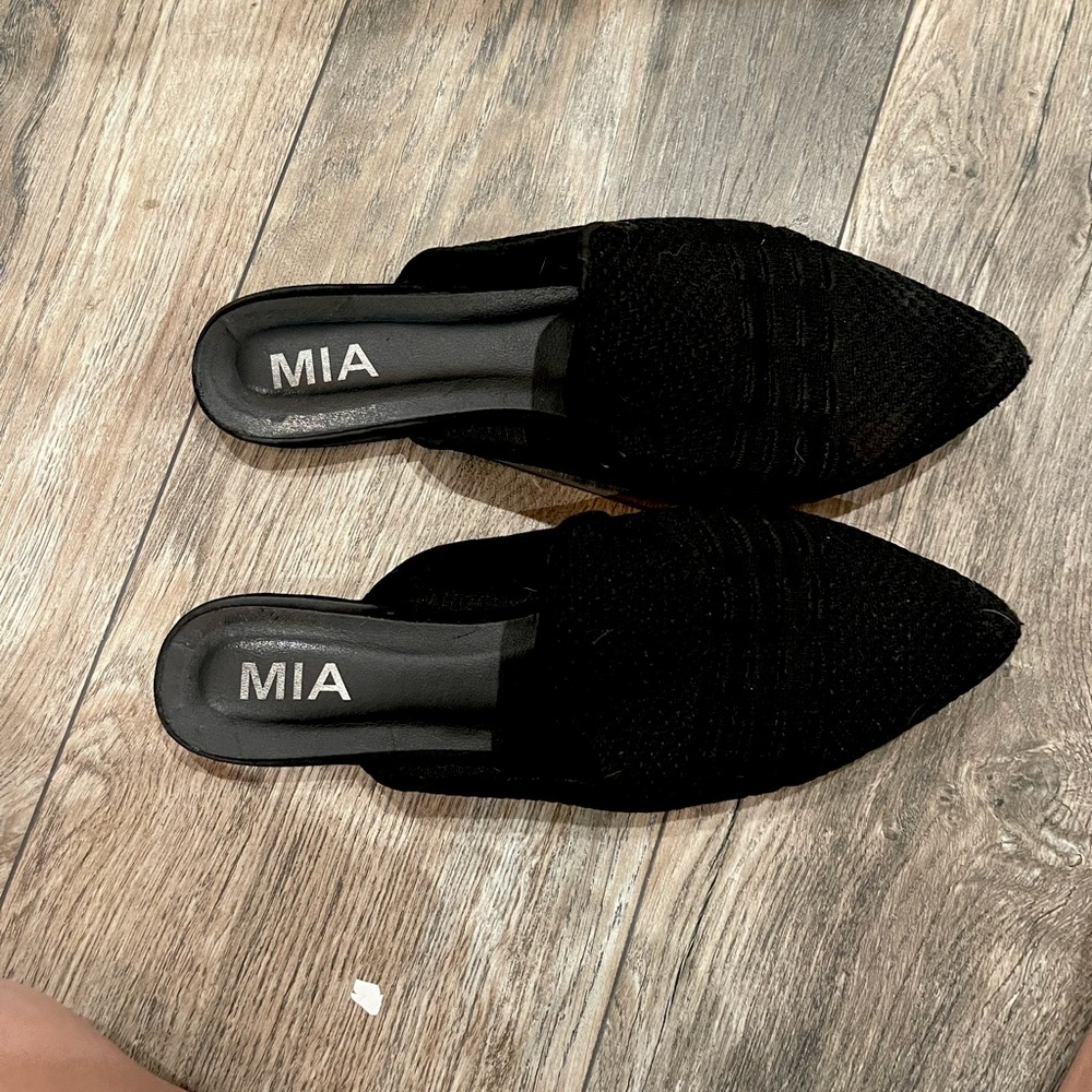 Mia Pointed Flat